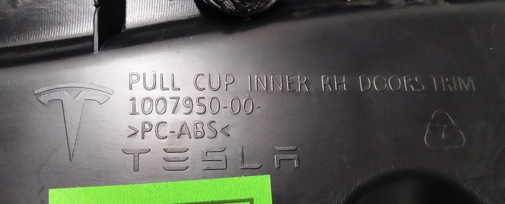 3 1007950-00-Z Aluminiowa listwa drzwiowa tylna lewa Tesla model S, model S REST 1051389-00-A